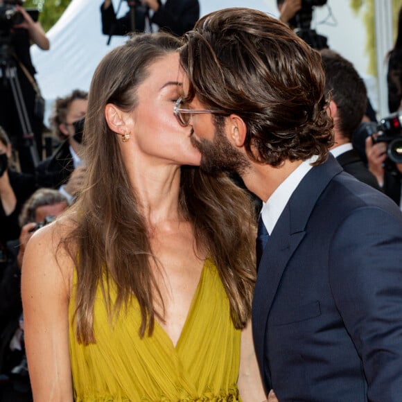 Pierre Niney et sa femme Natasha Andrews - Montée des marches du film " OSS 117 : Alerte rouge en Afrique Noire " lors du 74ème Festival International du Film de Cannes. Le 17 juillet 2021 © Borde-Jacovides-Moreau / Bestimage