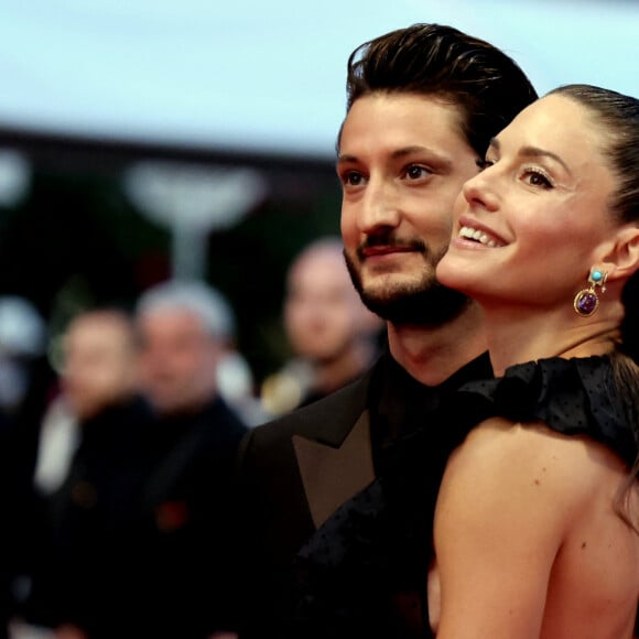 Pierre Niney et sa femme Natasha Andrews - Montée des marches du film " Mascarade " lors du 75ème Festival International du Film de Cannes. Le 27 mai 2022 © Dominique Jacovides / Bestimage