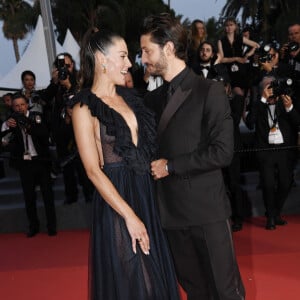 Pierre Niney et sa femme Natasha Andrews à la montée des marches du film "Mascarade" lors du 75ème Festival International du Film de Cannes, France, le 27 mai 2022. © Rachid Bellak/Bestimage