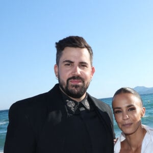 Artus, Alice Belaidi et Clovis Cornillac à la soirée Un p'tit truc en plus à la Plage Vegaluna lors du 77e Festival de Cannes le 23 mai 2024 à Cannes, France. Photo par Jerome Dominé/ABACAPRESS.COM