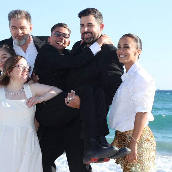 Artus, Alice Belaidi, Clovis Cornillac, Sofian Ribes, lors de la soirée Un p'tit truc en plus organisée à la Plage Vegaluna lors du 77e Festival de Cannes le 23 mai 2024 à Cannes, France. Photo par Jerome Dominé/ABACAPRESS.COM