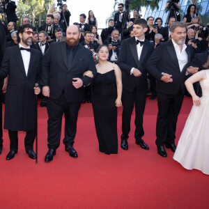 La présidente du Festival international du film de Cannes, Iris Knobloch, Céline Groussard, Artus, Clovis Cornillac et les acteurs du film 'Un p'tit truc en plus' sur le tapis rouge du film 'Le Comte de Monte-Cristo' lors de la 77e édition du Festival de Cannes au Palais des Festivals, le 22 mai 2024 à Cannes, France. Photo par David Boyer/ABACAPRESS.COM