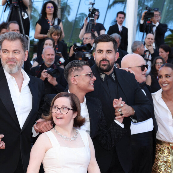 La présidente du Festival international du film de Cannes, Iris Knobloch, Céline Groussard, Artus, Clovis Cornillac et les acteurs du film 'Un p'tit truc en plus' sur le tapis rouge du film 'Le Comte de Monte-Cristo' lors de la 77e édition du Festival de Cannes au Palais des Festivals, le 22 mai 2024 à Cannes, France. Photo par David Boyer/ABACAPRESS.COM