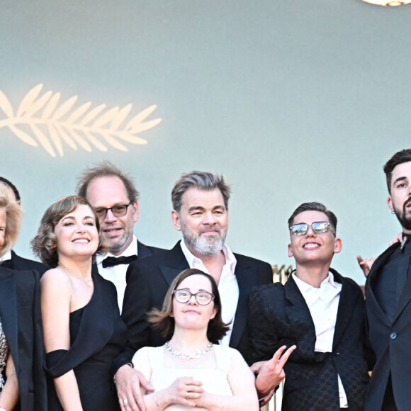 Les membres du film 'Un Petit Truc en Plus' dont l'actrice française Céline Groussard, l'acteur français Clovis Cornillac, et Artus assistent au tapis rouge du film 'Le Comte de Monte-Cristo' lors de la 77ème édition du Festival de Cannes à Cannes, dans le sud de la France, le 22 mai 2024. Photo par David Niviere/ABACAPRESS.COM