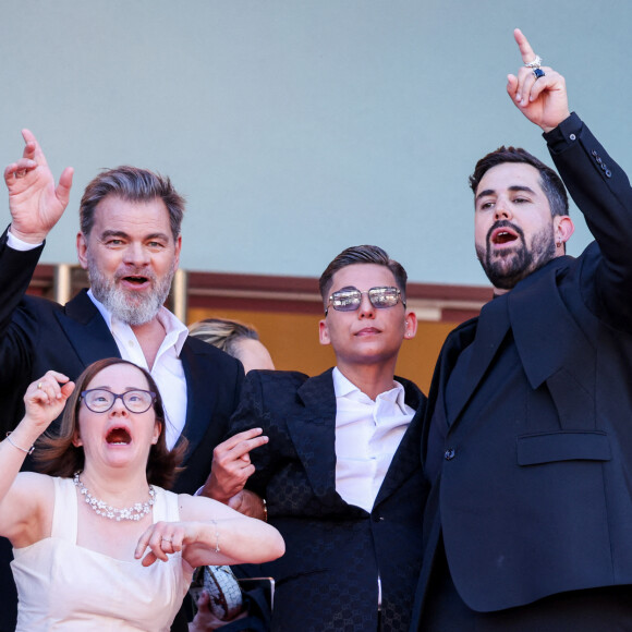 Artus, Clovis Cornillac, Marc Riso et les acteurs de 'Un p'tit truc en plus' assistent au tapis rouge de 'Le Comte De Monte-Cristo' lors du 77ème Festival de Cannes au Palais des Festivals le 22 mai 2024 à Cannes, France. Photo par ShootPix/ABACAPRESS.COM