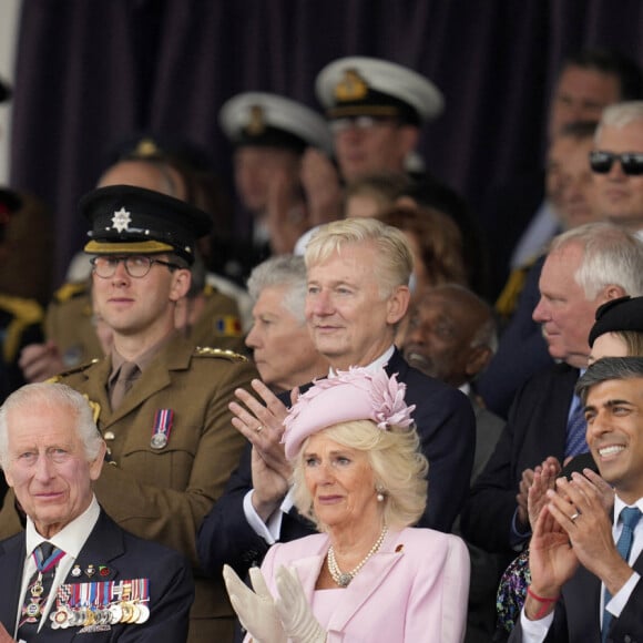 D'autant plus que la cérémonie Trooping the Colour, réunissant des milliers de personnes ainsi qu'une bonne partie de la famille royale, est attendue ce samedi 15 juin...
Le prince William de Galles, le roi Charles III d'Angleterre et la reine consort Camilla Parker Bowles, le Premier ministre britannique Rishi Sunak et sa femme Akshata Murty - La famille royale d'Angleterre lors des commémorations du 80ème anniversaire du débarquement (D-Day) à Portsmouth. Le 5 juin 2024 © Kin Cheung / Mirrorpix / Bestimage 