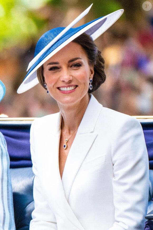 L'apparition très médiatisée de cette journée, à l'occasion de l'anniversaire du roi, marquera également la première fois que le monarque et la future reine seront vus ensemble en public depuis qu'ils subissent leurs traitements respectifs.
Archives : Kate Middleton