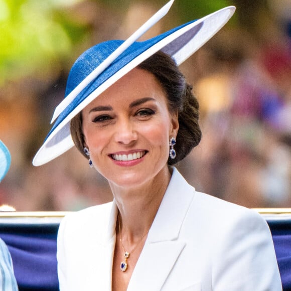 L'apparition très médiatisée de cette journée, à l'occasion de l'anniversaire du roi, marquera également la première fois que le monarque et la future reine seront vus ensemble en public depuis qu'ils subissent leurs traitements respectifs.
Archives : Kate Middleton