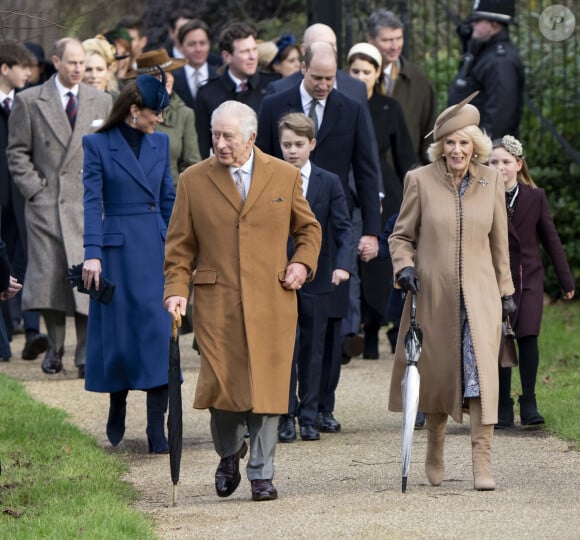 Le roi Charles III d'Angleterre et Camilla Parker Bowles, reine consort d'Angleterre, le prince William, prince de Galles, et Catherine (Kate) Middleton, princesse de Galles, avec leurs enfants le prince George de Galles, la princesse Charlotte de Galles et le prince Louis de Galles