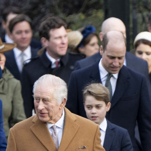 Le roi Charles III d'Angleterre et Camilla Parker Bowles, reine consort d'Angleterre, le prince William, prince de Galles, et Catherine (Kate) Middleton, princesse de Galles, avec leurs enfants le prince George de Galles, la princesse Charlotte de Galles et le prince Louis de Galles