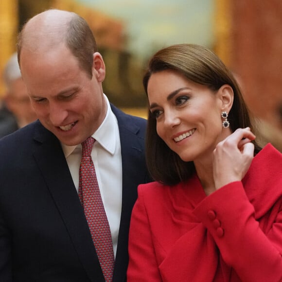 Le prince William, prince de Galles, et Catherine (Kate) Middleton, princesse de Galles, avec Choo Kyungho, vice-premier ministre coréen et Park Jin, ministre coréen des Affaires étrangères, regardent une exposition spéciale d'objets de la collection royale relative à la République de Corée dans la galerie de photos du palais de Buckingham à Londres, Royaume Uni, le 21 novembre 2023. 