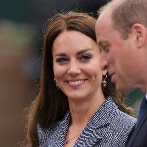 Le prince William et Catherine Kate Middleton assistent à l'ouverture officielle du mémorial Glade of Light à Manchester le 10 mai 2022.