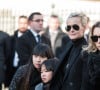 La soeur de David Hallyday ajoute que son père n'a pas souffert et qu'il avait un visage paisible.
Les filles de Johnny Hallyday Jade et Joy et son épouse Laeticia Hallyday et Laura Smet et David Hallyday se tiennent devant l'église de la Madeleine au début de la cérémonie des funérailles du chanteur français Johnny Hallyday le 9 décembre 2017 à Paris. France. Photo par Eliot Blondet/ABACAPRESS.COM