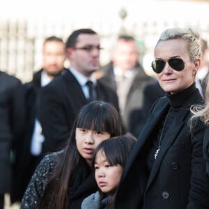 La soeur de David Hallyday ajoute que son père n'a pas souffert et qu'il avait un visage paisible.
Les filles de Johnny Hallyday Jade et Joy et son épouse Laeticia Hallyday et Laura Smet et David Hallyday se tiennent devant l'église de la Madeleine au début de la cérémonie des funérailles du chanteur français Johnny Hallyday le 9 décembre 2017 à Paris. France. Photo par Eliot Blondet/ABACAPRESS.COM