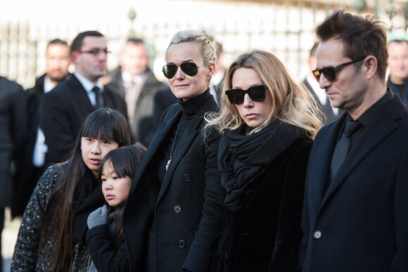 La soeur de David Hallyday ajoute que son père n'a pas souffert et qu'il avait un visage paisible.
Les filles de Johnny Hallyday Jade et Joy et son épouse Laeticia Hallyday et Laura Smet et David Hallyday se tiennent devant l'église de la Madeleine au début de la cérémonie des funérailles du chanteur français Johnny Hallyday le 9 décembre 2017 à Paris. France. Photo par Eliot Blondet/ABACAPRESS.COM