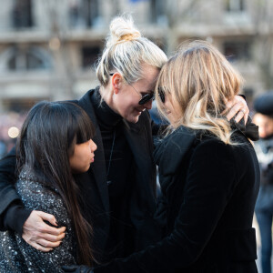 Les filles de Johnny Hallyday Jade et Joy et son épouse Laeticia Hallyday et Laura Smet se tiennent devant l'église de la Madeleine au début de la cérémonie des funérailles du chanteur français Johnny Hallyday le 9 décembre 2017 à Paris. France. Photo par Eliot Blondet/ABACAPRESS.COM