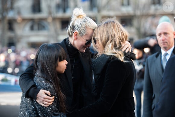 Les filles de Johnny Hallyday Jade et Joy et son épouse Laeticia Hallyday et Laura Smet se tiennent devant l'église de la Madeleine au début de la cérémonie des funérailles du chanteur français Johnny Hallyday le 9 décembre 2017 à Paris. France. Photo par Eliot Blondet/ABACAPRESS.COM