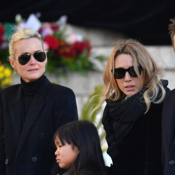 Laeticia Hallyday, Joy et Jade, Laura Smet et David Hallyday lors de la cérémonie funéraire organisée en mémoire de Johnny Hallyday à Paris.Le convoi funéraire est parti de l™Arc de Triomphe puis a descendu les Champs Elysées jusqu'à la place de la Concorde avant de se rendre à l'église de la Madeleine pour un office religieux. Le président de la République et son épouse ont participé à l'office religieux. Les musiciens de Johnny Hallyday ont accompagné le convoi funéraire pendant la procession.Photo de Christian Liewig Abacapress.com