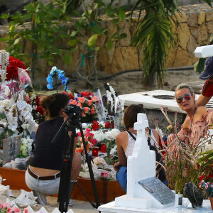 Elle explique aussi qu'elle n'est jamais retournée sur la tombe de Johnny, à Saint-Barthélémy
Laeticia Hallyday, accompagnée de ses deux filles Jade et Joy, se rend sur la tombe de son défunt mari Johnny Hallyday au cimetière pendant les vacances de Pâques à Saint-Barthélemy, dans les Antilles françaises, le 19 avril 2018. Photo par ABACAPRESS.COM