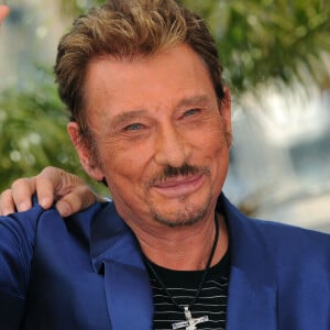 Interrogée sur la tenue que portait Johnny pour être enterré, Laura Smet a répondu qu'il était vêtu d'un costume noir.
Johnny Hallyday assiste au Photocall 'Vengeance' au Palais Des Festival lors du 62ème Festival International du Film de Cannes à Cannes, France, le 17 mai 2009. Photo par Nebinger-Orban/ABACAPRESS.COM