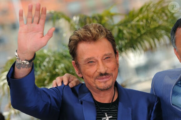 Interrogée sur la tenue que portait Johnny pour être enterré, Laura Smet a répondu qu'il était vêtu d'un costume noir.
Johnny Hallyday assiste au Photocall 'Vengeance' au Palais Des Festival lors du 62ème Festival International du Film de Cannes à Cannes, France, le 17 mai 2009. Photo par Nebinger-Orban/ABACAPRESS.COM