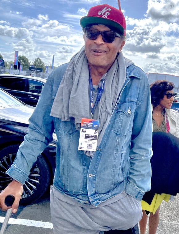 Mais cela ne lui a pas enlevé son beau sourire.
Yannick Noah et sa compagne Malika lors des "24H du Mans", le 15 juin 2024