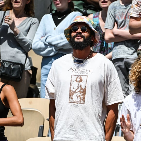 Joakim Noah avec sa femme Lais Ribeiro, Jenaye Noah et Joalukas Noah au concert de Yannick Noah lors des internationaux de France de Tennis de Roland Garros 2023 à Paris le 27 mai 2023