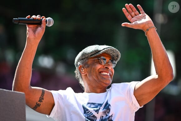 Yannick Noah pendant de son concert lors des internationaux de France de Tennis de Roland Garros à Paris le 27 mai 2023