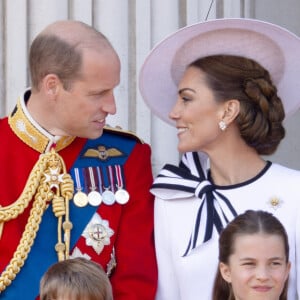 Pour sa première apparition publique depuis l'annonce de son cancer en mars dernier, Kate Middleton était accompagnée de ses enfants George, Louis et Charlotte mais aussi de son époux le prince William 
Kate Middleton, Prince William, Louis et Charlotte de Cambridge à Trooping the Colour.
