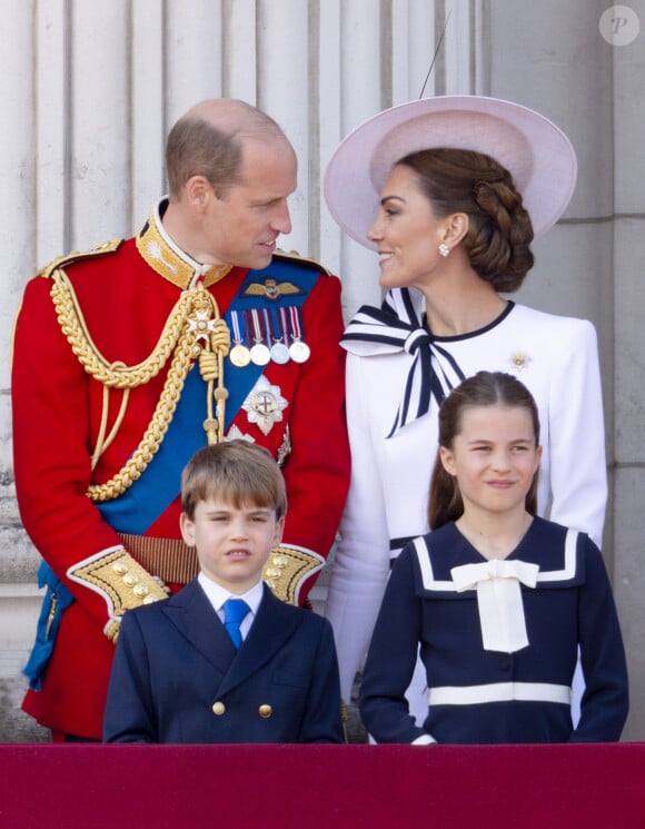 Pour sa première apparition publique depuis l'annonce de son cancer en mars dernier, Kate Middleton était accompagnée de ses enfants George, Louis et Charlotte mais aussi de son époux le prince William 
Kate Middleton, Prince William, Louis et Charlotte de Cambridge à Trooping the Colour.