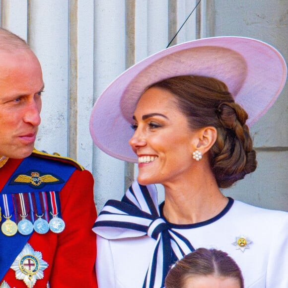Elle a déclaré au MailOnline : "Le signal de récompense mutuelle le plus touchant est venu de William et Kate lorsque leurs yeux se sont enfin croisés"
Kate Middleton, Prince William à Trooping the Colour 2024.