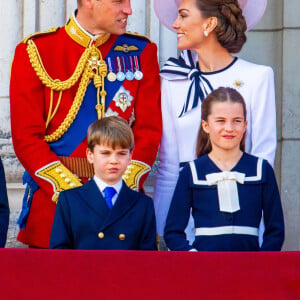 "Les yeux plissés de William et les muscles froncés autour de ses lèvres montraient sa fierté intérieure et son éventuel soulagement de voir sa belle épouse se tenir à nouveau à ses côtés"
Kate Middleton, Prince William, Louis et Charlotte de Cambridge à Trooping the Colour 2024.