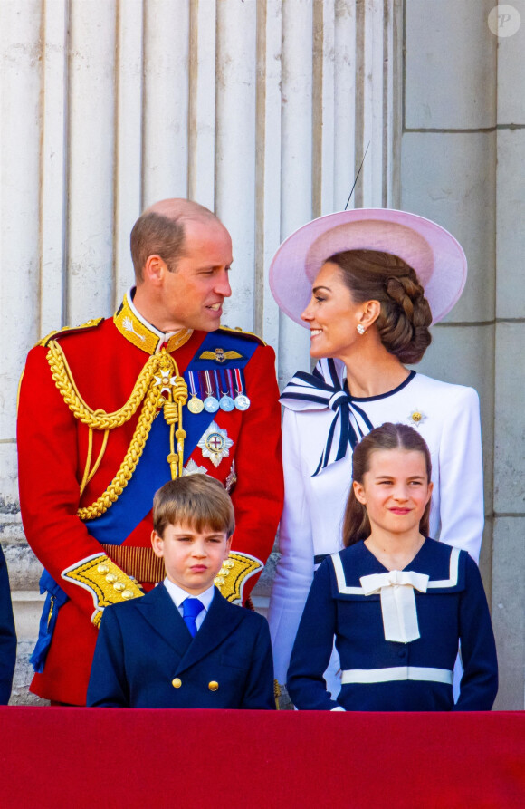 "Les yeux plissés de William et les muscles froncés autour de ses lèvres montraient sa fierté intérieure et son éventuel soulagement de voir sa belle épouse se tenir à nouveau à ses côtés"
Kate Middleton, Prince William, Louis et Charlotte de Cambridge à Trooping the Colour 2024.