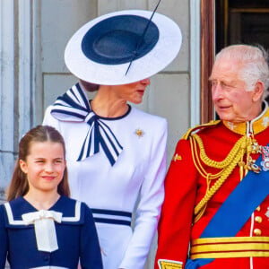 Des experts ont analysé le langage corporel formé par le prince et la princesse de Galles lorsqu'ils étaient au balcon. 
Kate Middleton, Charlotte de Cambridge, Camilla et Charles III à Trooping the Colour 2024.