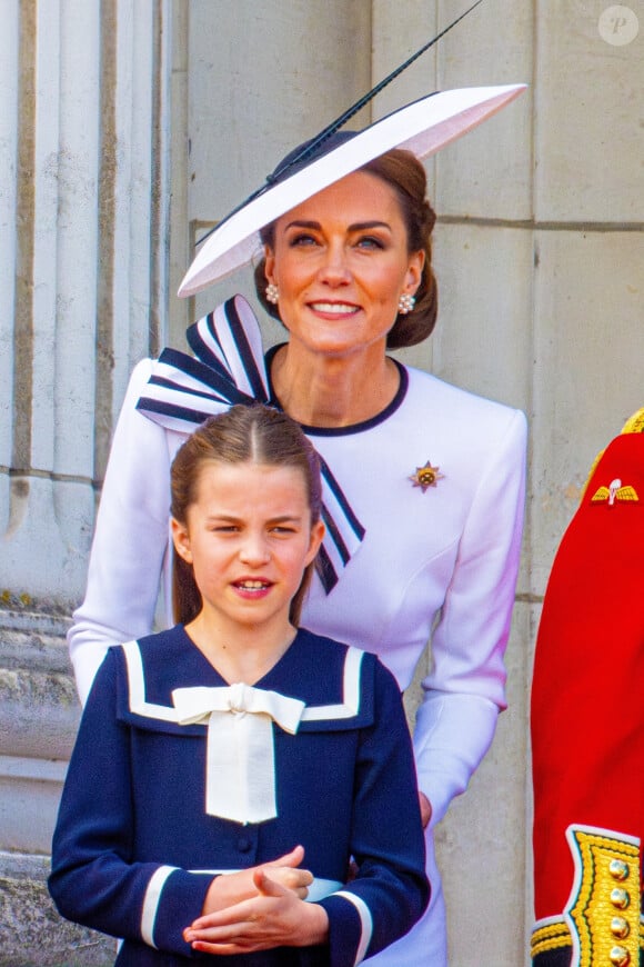 "Le langage corporel de Kate lors de ce premier pas vers la vie publique était un cours magistral sur ce qu'est la royauté"
Kate Middleton et Charlotte de Cambridge à Trooping the Colour 2024.