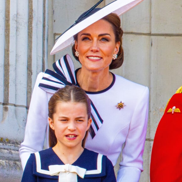 "Le langage corporel de Kate lors de ce premier pas vers la vie publique était un cours magistral sur ce qu'est la royauté"
Kate Middleton et Charlotte de Cambridge à Trooping the Colour 2024.