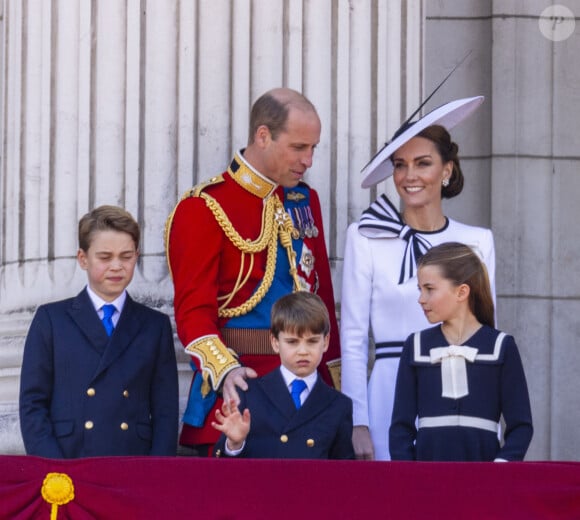 Le prince William, prince de Galles, Catherine (Kate) Middleton, princesse de Galles, le prince George de Galles, le prince Louis de Galles, et la princesse Charlotte de Galles - Les membres de la famille royale britannique au balcon du Palais de Buckingham lors de la parade militaire "Trooping the Colour" à Londres, Royaume Uni, le 15 juin 2024. © Ian Vogler/MirrorPix/Bestimage 