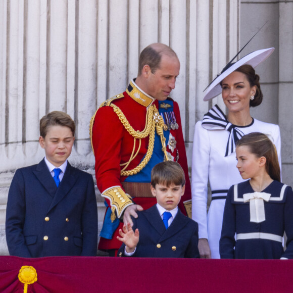 Le prince William, prince de Galles, Catherine (Kate) Middleton, princesse de Galles, le prince George de Galles, le prince Louis de Galles, et la princesse Charlotte de Galles - Les membres de la famille royale britannique au balcon du Palais de Buckingham lors de la parade militaire "Trooping the Colour" à Londres, Royaume Uni, le 15 juin 2024. © Ian Vogler/MirrorPix/Bestimage 