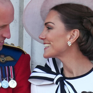 Le prince William, prince de Galles et Catherine (Kate) Middleton, princesse de Galles - Les membres de la famille royale britannique au balcon du Palais de Buckingham lors de la parade militaire "Trooping the Colour" à Londres, Royaume Uni, le 15 juin 2024. © Justin Goff/GoffPhotos/Bestimage 