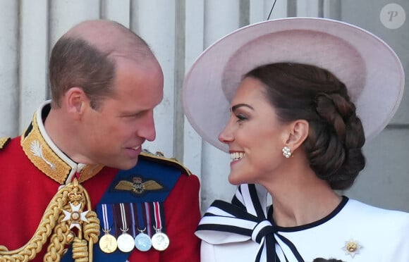 Le prince William, prince de Galles et Catherine (Kate) Middleton, princesse de Galles - Les membres de la famille royale britannique au balcon du Palais de Buckingham lors de la parade militaire "Trooping the Colour" à Londres, Royaume Uni, le 15 juin 2024. © Justin Goff/GoffPhotos/Bestimage 