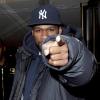 50 Cent se montre particulièrement menaçant avec un paparazzo à la sortie de son hôtel londonien, samedi 20 mars.