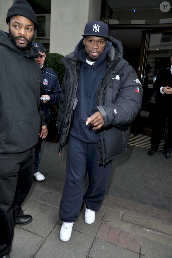 50 Cent se montre particulièrement menaçant avec un paparazzo à la sortie de son hôtel londonien, samedi 20 mars.