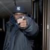 50 Cent se montre particulièrement menaçant avec un paparazzo à la sortie de son hôtel londonien, samedi 20 mars.