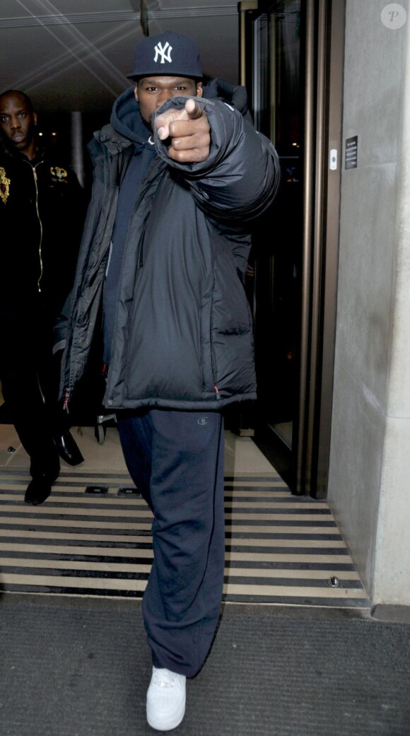 50 Cent se montre particulièrement menaçant avec un paparazzo à la sortie de son hôtel londonien, samedi 20 mars.