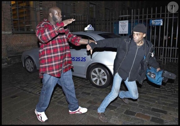 L'un des garde du corps de 50 Cent s'en prend à un paparazzo, à Copenhague, au Danemark, le samedi 13 mars. Ce dernier finira par porter plainte pour agression.