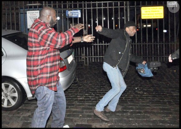 L'un des garde du corps de 50 Cent s'en prend à un paparazzo, à Copenhague, au Danemark, le samedi 13 mars. Ce dernier finira par porter plainte pour agression.