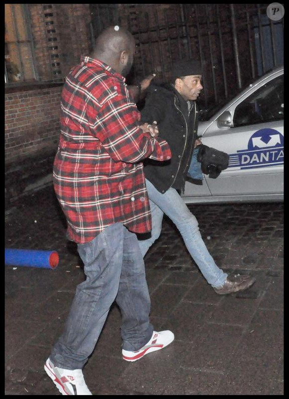 L'un des garde du corps de 50 Cent s'en prend à un paparazzo, à Copenhague, au Danemark, le samedi 13 mars. Ce dernier finira par porter plainte pour agression.