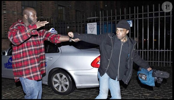 L'un des garde du corps de 50 Cent s'en prend à un paparazzo, à Copenhague, au Danemark, le samedi 13 mars. Ce dernier finira par porter plainte pour agression.