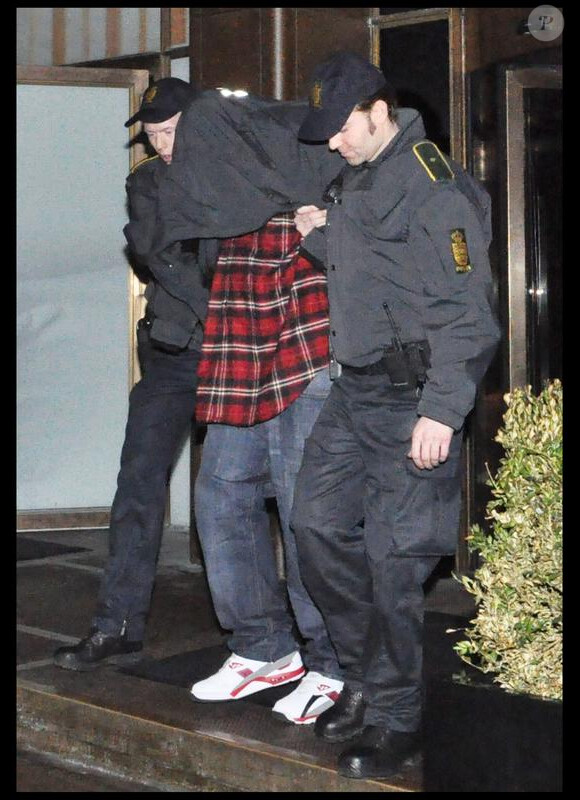 L'un des garde du corps de 50 Cent s'en prend à un paparazzo, à Copenhague, au Danemark, le samedi 13 mars. Ce dernier finira par porter plainte pour agression.