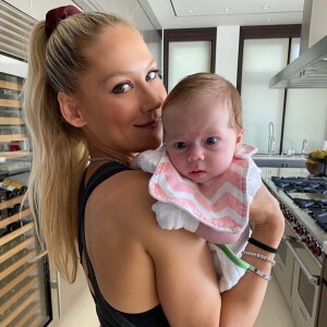 Elle a donc posté des photo de lui avec leurs enfants. 
Anna Kournikova et Enrique Iglesias sont les parents des jumeaux Nicholas et Lucy (nés le 16 décembre 2017 et de Mary (née le 30 janvier 2020).